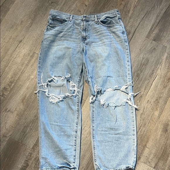 Universal Thread Women’s  Light Blue Distressed Jeans - Picture 1 of 2